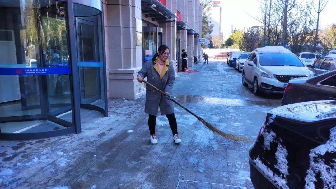 暴雪突降 全员上阵 清雪除冰护安全